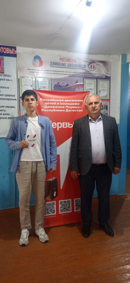 Ученик 10 класса Эмирханов Нажмудин награждён личной книжкой добровольца(волонтёра) от Министерства по делам молодёжи РД АНО " Добровольцы Дагестана"..